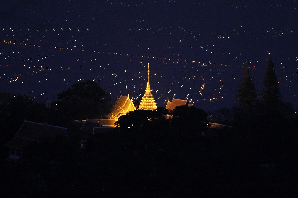 วัดพระธาตุดอยสุเทพเชียงใหม่ตอนกลางคืน